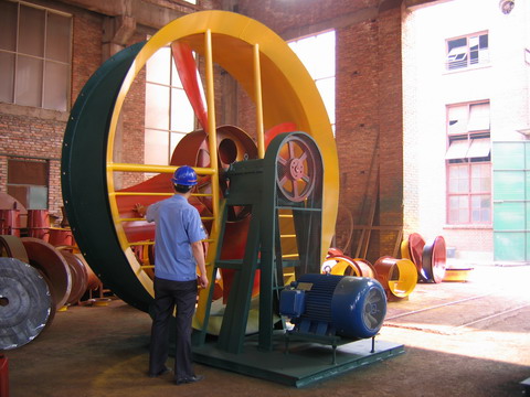 員工冒酷暑為用戶生產(chǎn)的3米大型軸流風機成品